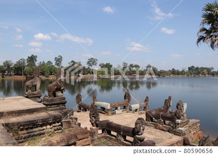 吳哥窟考古遺址、Srah Srang(水庫)和藍天/柬埔寨景觀 吳哥窟考古遺址、Srah Srang(水庫)和藍天/柬埔寨景觀 80590656