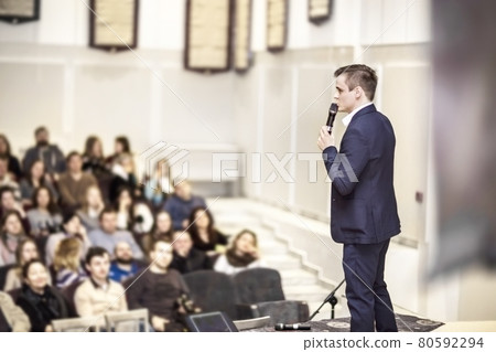 successful businessman holds business conference for the press 80592294