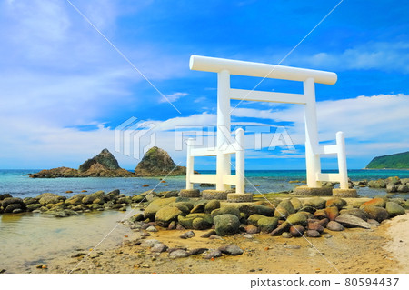 [Fukuoka Prefecture] Sakurai Futamigaura Meotoiwa in fine weather 80594437