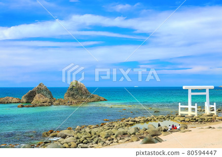 [Fukuoka Prefecture] Sakurai Futamigaura Meotoiwa in fine weather 80594447