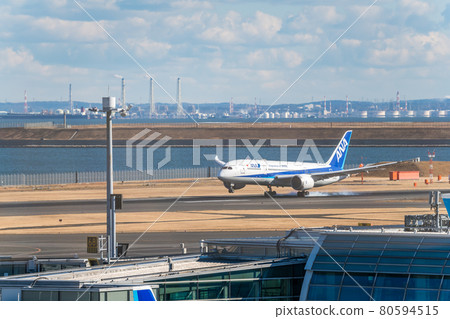 [Haneda Airport Terminal 2 Tire Smoke at ANA Aircraft Landing] 80594515