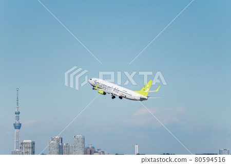 [Solaseed Air aircraft taking off from Haneda Airport Terminal 2] 80594516