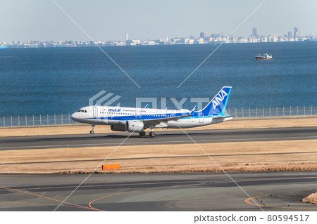 [ANA aircraft taking off from Haneda Airport Terminal 2 in the background of Tokyo Bay] 80594517