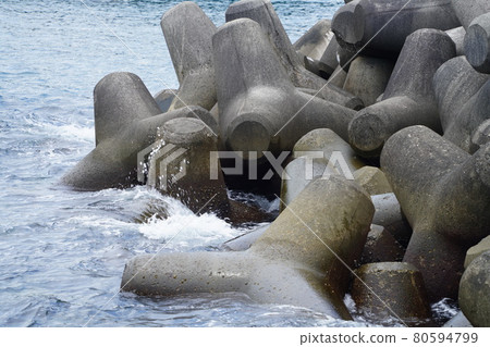 Waves hitting a tetrapod 80594799