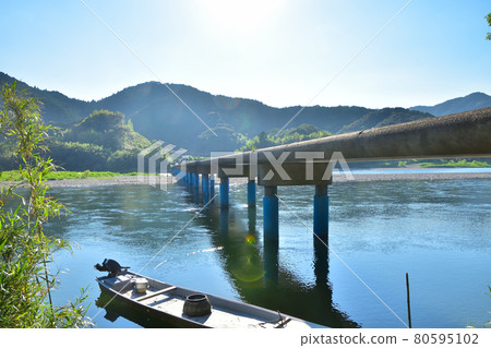 Kochi: Shimanto River and subsidence bridge in the blue sky Kochi: Shimanto River and subsidence bridge in the blue sky 80595102