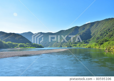 Kochi Shimanto River in the blue sky 80595106