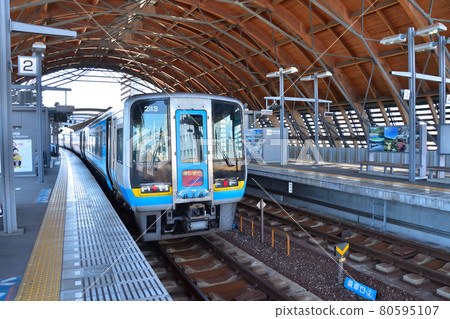 Kochi 2000 series limited express Shimanto stopped at JR Kochi Station Kochi 2000 series limited express Shimanto stopped at JR Kochi Station 80595107