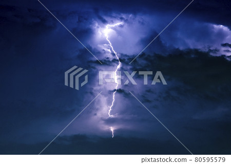 Lightning that appeared in the sky above Yokohama 80595579