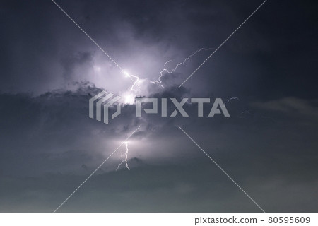 橫濱上空出現的閃電 80595609