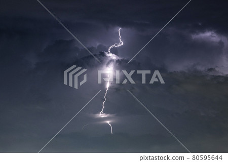 Lightning that appeared in the sky above Yokohama 80595644