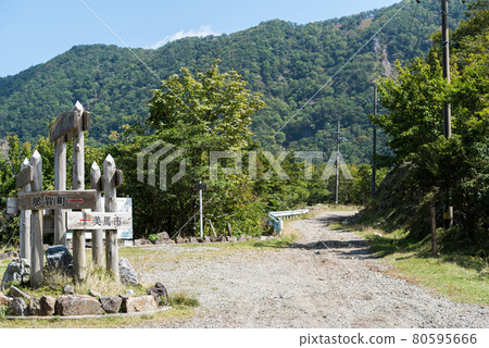 [Tsurugisan Super Forest Road] Kawanari Pass 十字路口 80595666