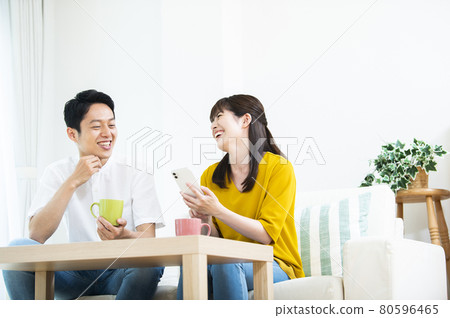 Married couple smartphone search smile found Married couple smartphone search smile found 80596465