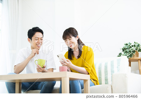 Married couple smartphone search smile found Married couple smartphone search smile found 80596466