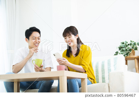 Married couple smartphone search smile found 80596467