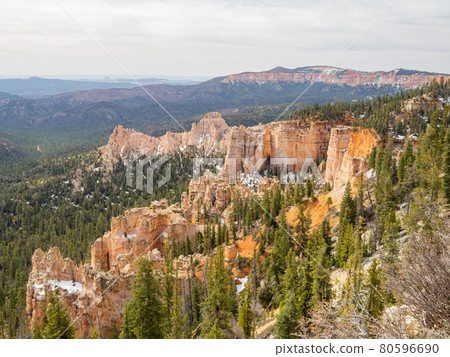 Beautiful sunrise of the Inspiration Point of Bryce Canyon National Park 80596690