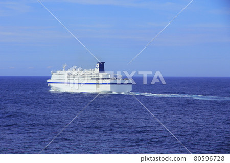 Large ferry sailing in the Pacific Ocean 80596728