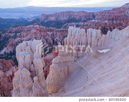 Beautiful sunrise of the Inspiration Point of Bryce Canyon National Park 80596808