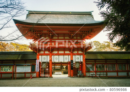 在京都的Kamogami神社的大門 在京都的Kamogami神社的大門 80596986