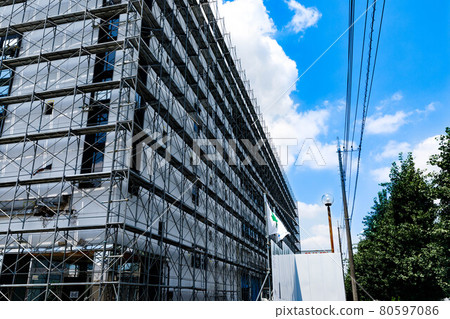 建築翻新工作框架腳手架和藍天 建築翻新工作框架腳手架和藍天 80597086