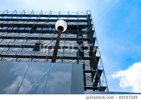 建築翻新工作框架腳手架和藍天 建築翻新工作框架腳手架和藍天 80597089