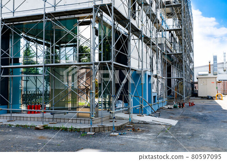 建築翻新工作框架腳手架和藍天 建築翻新工作框架腳手架和藍天 80597095