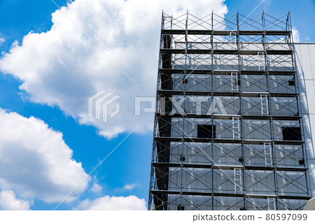 建築翻新工作框架腳手架和藍天 建築翻新工作框架腳手架和藍天 80597099
