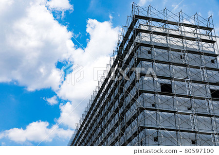 建築翻新工作框架腳手架和藍天 建築翻新工作框架腳手架和藍天 80597100