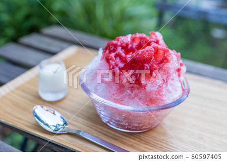 Strawberry shaved ice 80597405