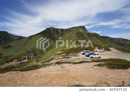 On the way to Omeshidake from the Mounashi Pass on the border between Gunma and Nagano prefectures, you can see the Mounashi Pass and Hafudake from the middle of Mt. 80597538