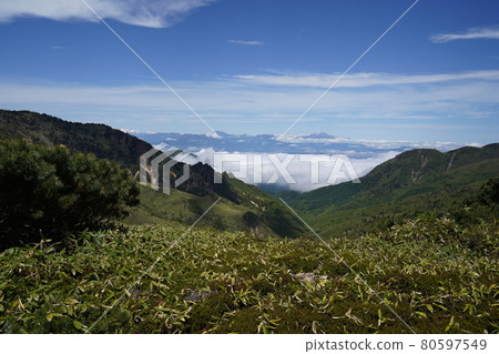 從馬和長野縣交界處的毛梨山口徒步青山,向長野縣須坂市方向眺望北阿爾卑斯山。 從馬和長野縣交界處的毛梨山口徒步青山,向長野縣須坂市方向眺望北阿爾卑斯山。 80597549