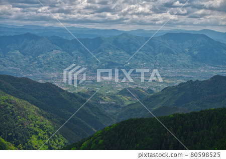 [Osaka] May, view from Mt. Izumi Katsuragi, a fresh green 80598525