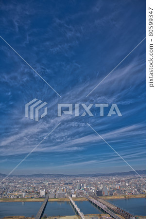 [Osaka] Cityscape in the blue sky and the Yodo River 80599347