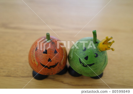 橙色和綠色南瓜形狀的萬聖節裝飾品 橙色和綠色南瓜形狀的萬聖節裝飾品 80599849