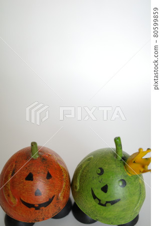 橙色和綠色南瓜形狀的萬聖節裝飾品 80599859