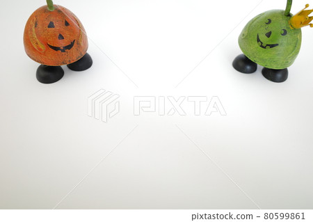 橙色和綠色南瓜形狀的萬聖節裝飾品 80599861