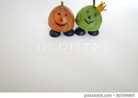 Halloween decorations in the shape of orange and green pumpkins 80599865