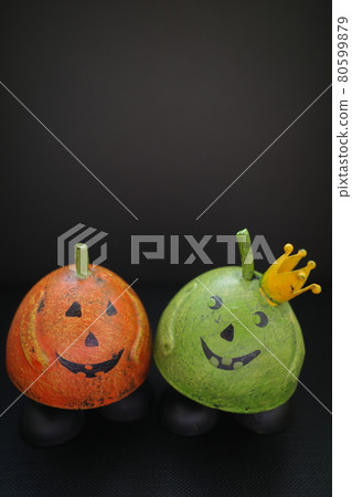 Halloween decorations in the shape of orange and green pumpkins 80599879