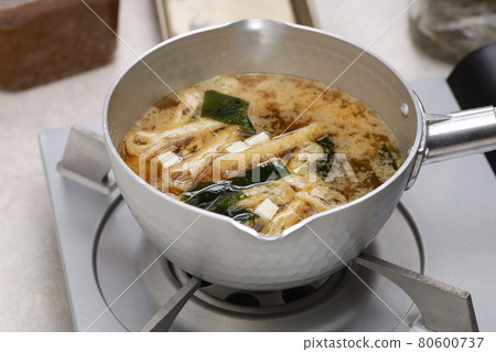 如何製作味噌湯/與配料混合。不要煮沸。 80600737