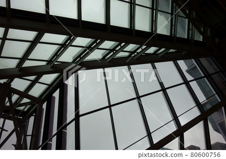 在不久的將來複雜的光束模式,多個未來派的垂直和水平空間 在不久的將來複雜的光束模式,多個未來派的垂直和水平空間 80600756