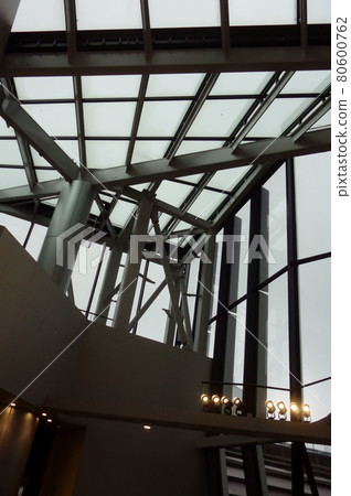 在不久的將來複雜的光束模式,多個未來派的垂直和水平空間 在不久的將來複雜的光束模式,多個未來派的垂直和水平空間 80600762