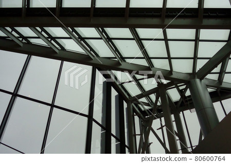 在不久的將來複雜的光束模式,多個未來派的垂直和水平空間 在不久的將來複雜的光束模式,多個未來派的垂直和水平空間 80600764