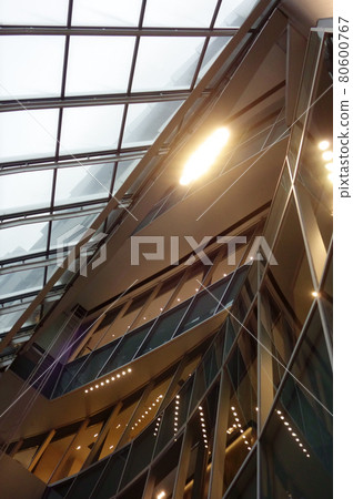 在不久的將來複雜的光束模式,多個未來派的垂直和水平空間 在不久的將來複雜的光束模式,多個未來派的垂直和水平空間 80600767