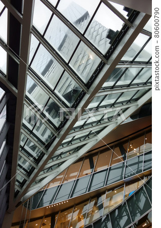 在不久的將來複雜的光束模式,多個未來派的垂直和水平空間 在不久的將來複雜的光束模式,多個未來派的垂直和水平空間 80600790