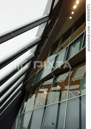 在不久的將來複雜的光束模式,多個未來派的垂直和水平空間 在不久的將來複雜的光束模式,多個未來派的垂直和水平空間 80600873