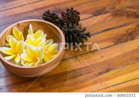 木碗裡的雞蛋花和松果 木碗裡的雞蛋花和松果 80601031
