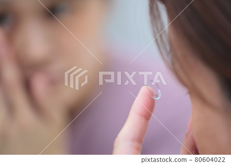 戴隱形眼鏡的女性 戴隱形眼鏡的女性 80604022