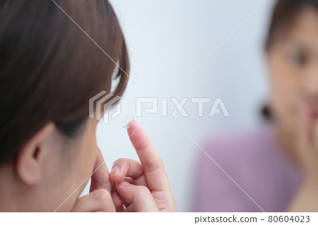 戴隱形眼鏡的女性 戴隱形眼鏡的女性 80604023