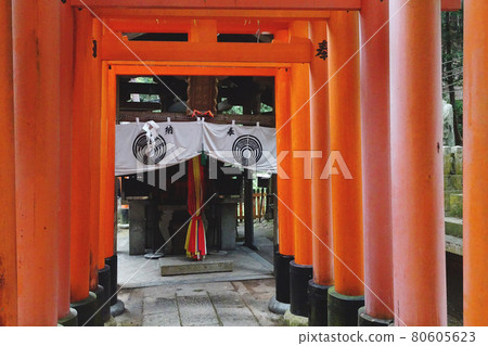 A shrine in the back of the torii [Fushimi Inari Taisha] / Fushimi Ward, Kyoto City, Kyoto Prefecture 80605623