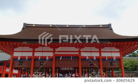 京都府京都市伏見區有參拜者的外禮拜堂[伏見稻荷大社]/伏見區 80605629