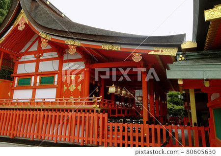 從側面看的主神社【伏見稻荷大社】/京都府京都市伏見區 80605630